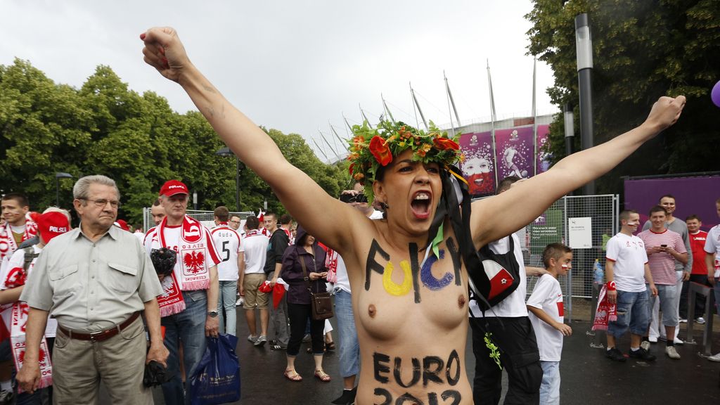 Mujeres polacas se manifiestan desnudas en Varsovia antes del comienzo de la Eurocopa
