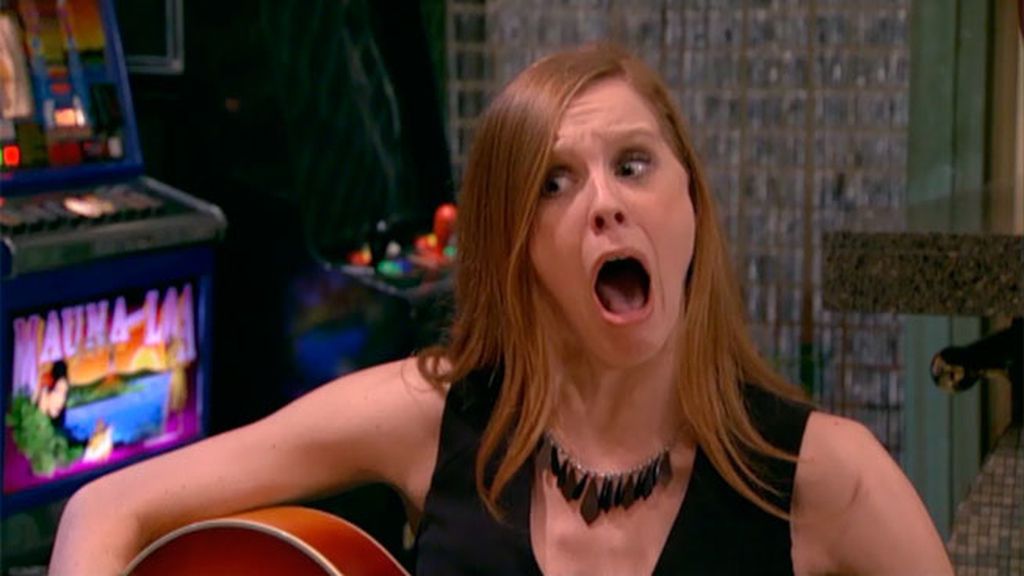 Una cantautora aparece en la vida del hostelero