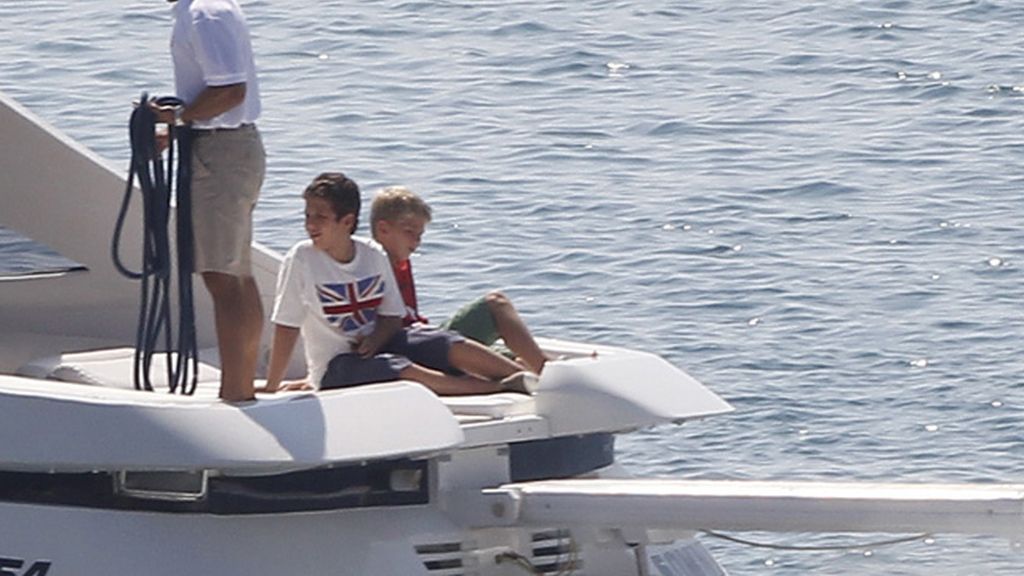 La Reina Sofía disfruta con sus nietos en las aguas de Mallorca