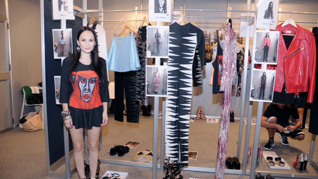 La diseñadora posa junto a su nueva colección a punto de ser desvelada al público.