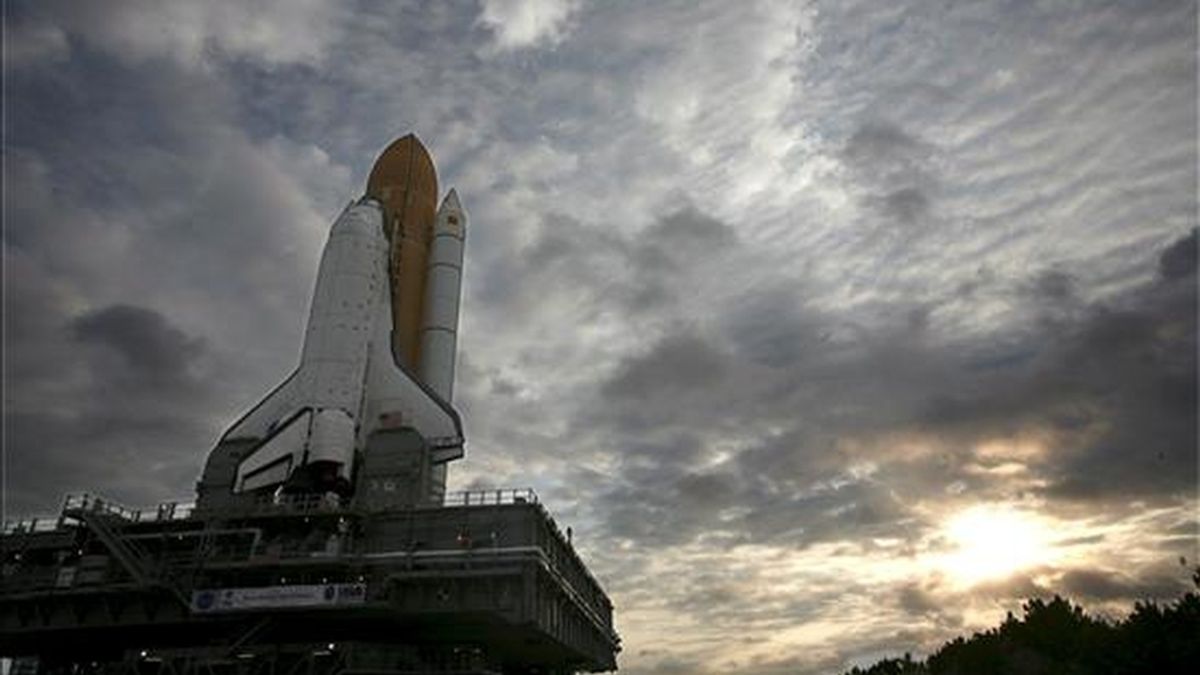 El transbordador espacial Atlantis fue instalado este martes en la plataforma de lanzamiento 39-A en el Centro Espacial Kennedy, en Cabo Cañaveral, en Florida, desde donde partirá para su próxima misión destinada a reparar el telescopio Hubble. EFE