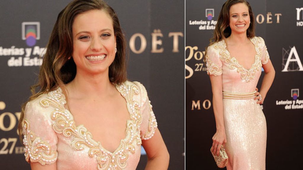 Michelle Jenner, elegante y sonriente de crudo