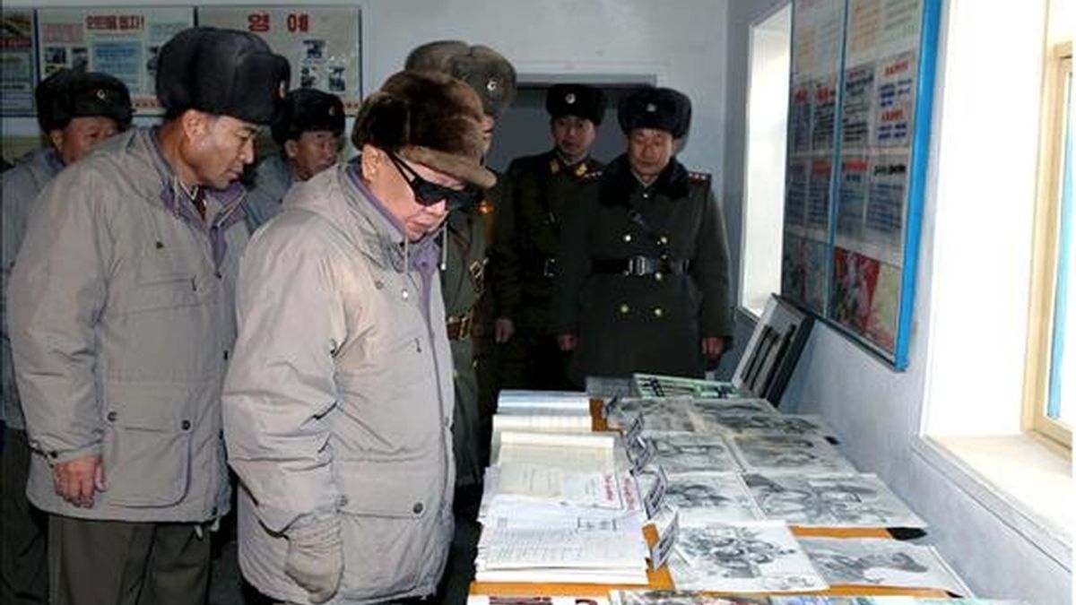 Una fotografía sin fecha facilitada hoy por la agencia de noticias de Corea del Norte que muestra al líder norcoreano, Kim Jong-il (c), durante una visita a una base militar en un lugar no especificado en Corea del Norte. EFE Una fotografía sin fecha facilitada hoy por la agencia de noticias de Corea del Norte que muestra al líder norcoreano, Kim Jong-il (c), durante una visita a una base militar en un lugar no especificado en Corea del Norte. EFE