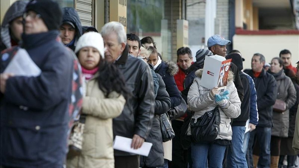 Gente haciendo cola para entrar en una oficina de empleo en Madrid. EFE/Archivo