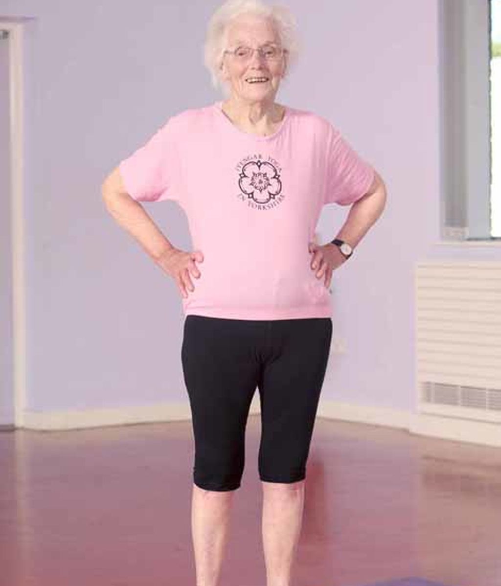 Con 98 años se mantiene en forma gracias a las clases de yoga