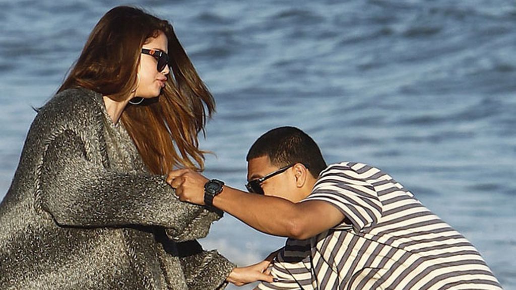 Selena se divierte en la playa sin Justin