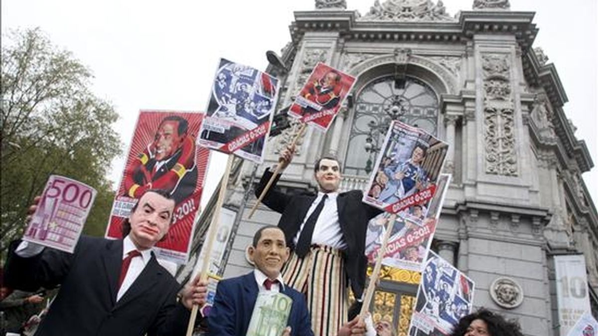 Un momento de la manifestación realizada esta tarde en Madrid contra la cumbre del G-20, que se reúne en Londres el 2 de abril. EFE