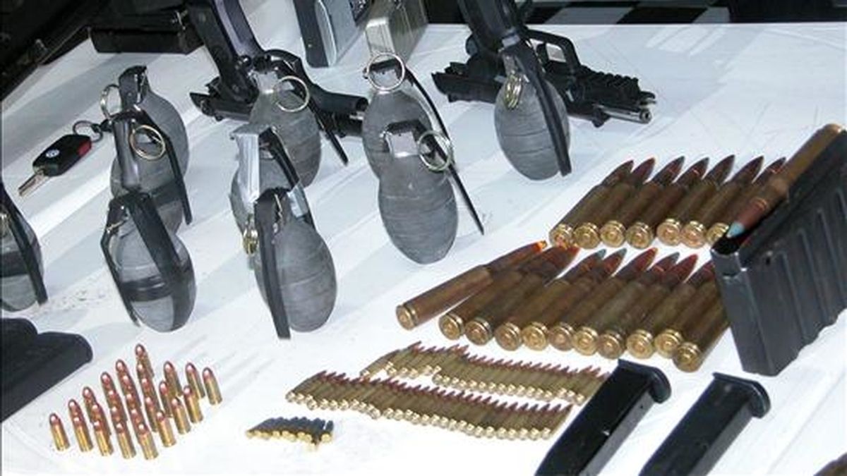 El arsenal, compuesto por armas de distintos calibres y granadas, fue decomisado por las policías Metropolitana (PM), la municipal Policaracas, la científica CICPC y la Guardia Nacional. EFE/Archivo