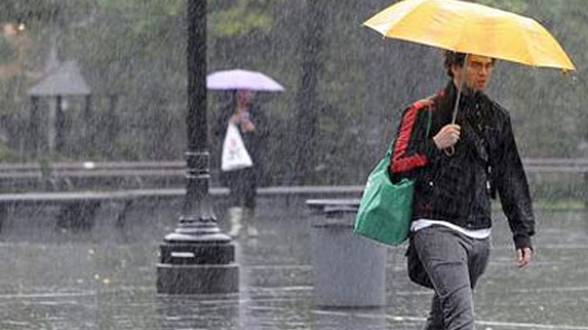 Un hombre se protege de la lluvia con un paraguas