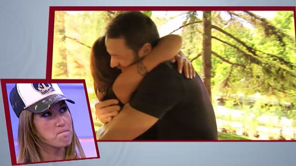 Leo se queda embelesado con la mirada de Susana