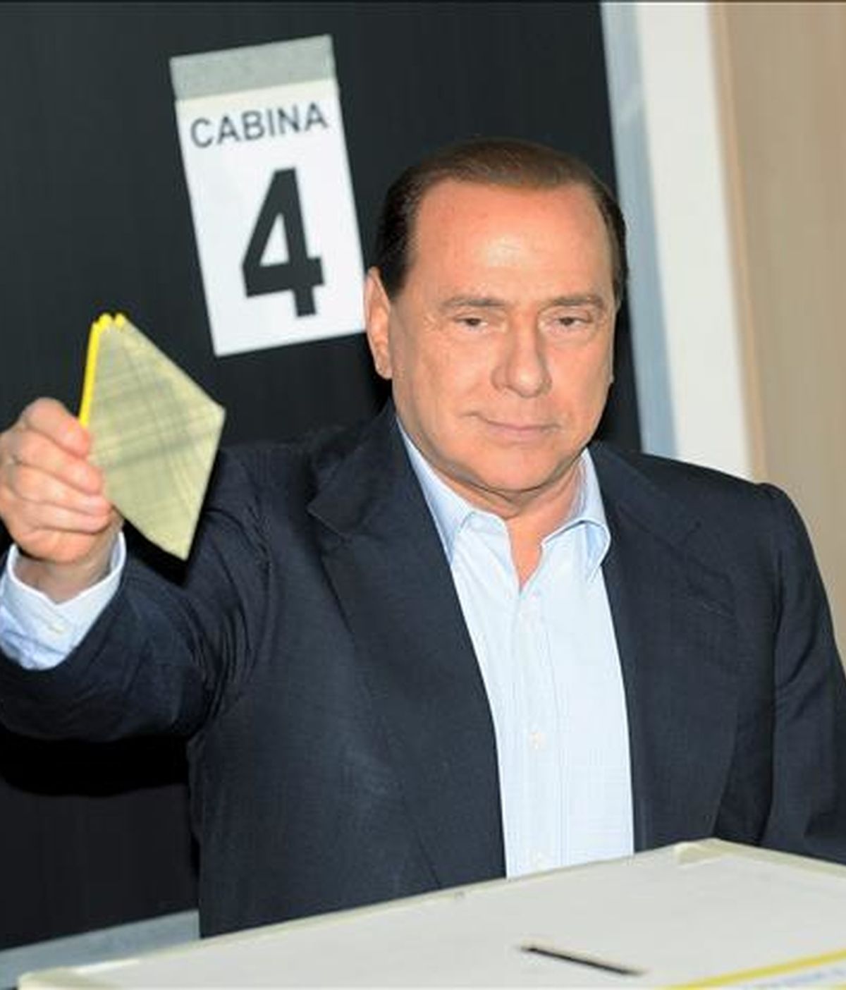El primer ministro italiano, Silvio Berlusconi, ejerciendo su derecho al voto en un colegio electoral de Milán (Italia) este domingo. Berlusconi ha votado para tres referéndum para cambiar la ley electoral y en la segunda ronda de las elecciones municipales. EFE
