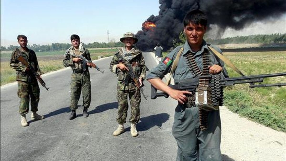 Miembros de las fuerzas de seguridad afgana toman posiciones después de un supuesto ataque de militantes talibanes a camiones cisterna que suministran combustible a la Fuerza Internacional de Asistencia a la Seguridad (ISAF), bajo mando de la OTAN, en Kunduz (Afganistán), el 6 de julio. EFE