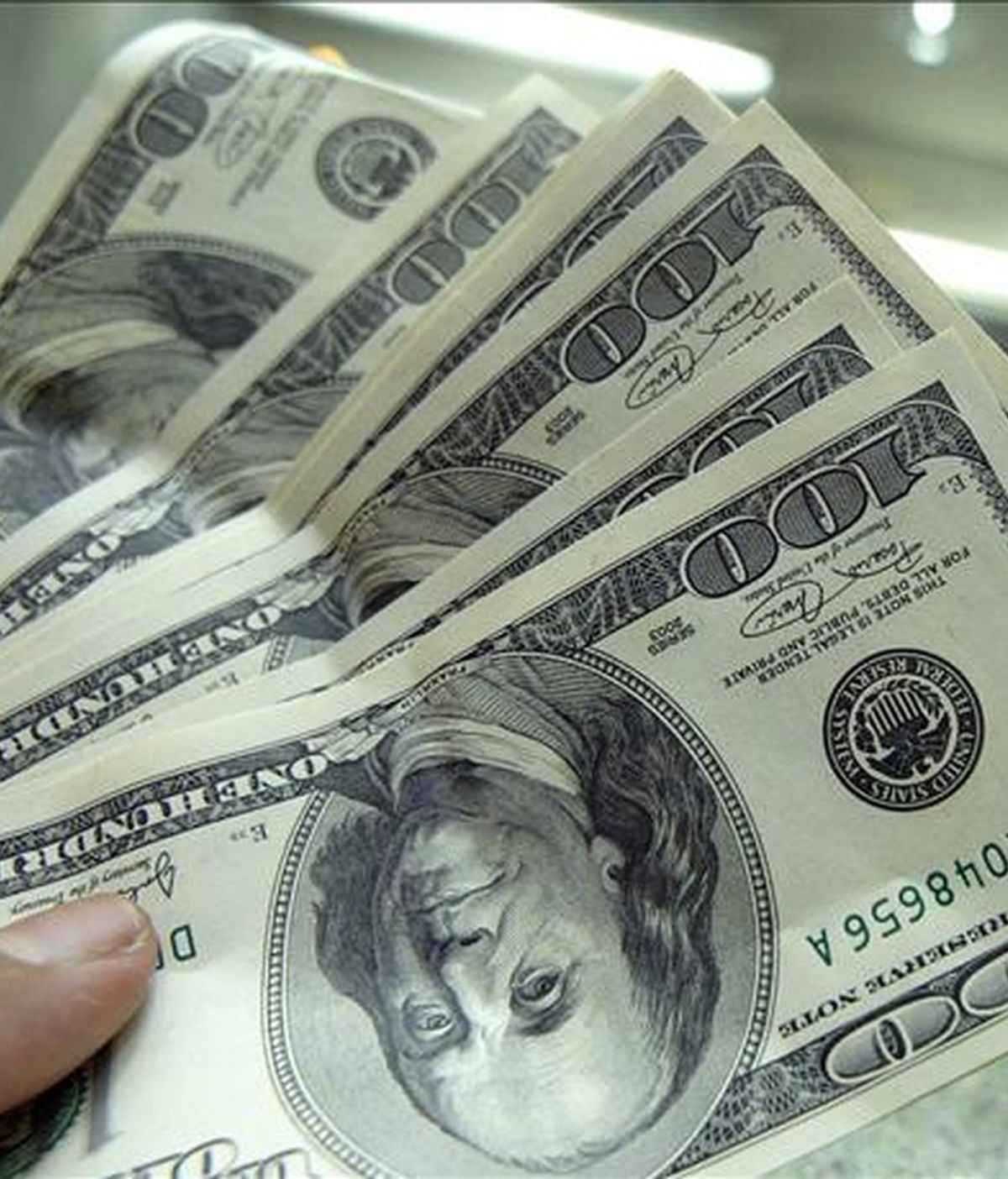 Los bonos, que se colocarán en subastas mensuales, podrán estar expresados tanto en pesos como en unidades de fomento (UF, unidad de pago indexada según la inflación diaria), precisó en un comunicado el Ministerio de Hacienda. EFE/Archivo Los bonos, que se colocarán en subastas mensuales, podrán estar expresados tanto en pesos como en unidades de fomento (UF, unidad de pago indexada según la inflación diaria), precisó en un comunicado el Ministerio de Hacienda. EFE/Archivo