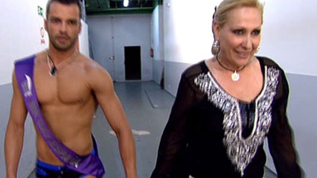 Mr Gay España 2010, Israel Acevedo, visita el 'Deluxe' con Rosa Benito