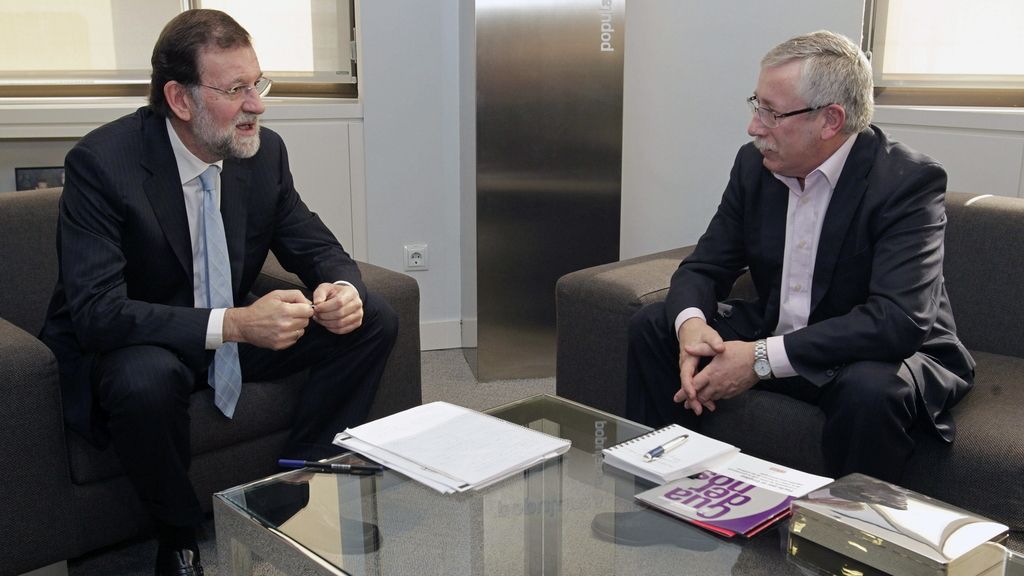 El próximo presidente del Gobierno, Mariano Rajoy, recibe en su despacho de la sede del PP al secretario general de CC.OO, Ignacio Fernández Toxo El próximo presidente del Gobierno, Mariano Rajoy, recibe en su despacho de la sede del PP al secretario general de CC.OO, Ignacio Fernández Toxo