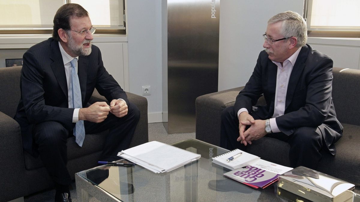 El próximo presidente del Gobierno, Mariano Rajoy, recibe en su despacho de la sede del PP al secretario general de CC.OO, Ignacio Fernández Toxo