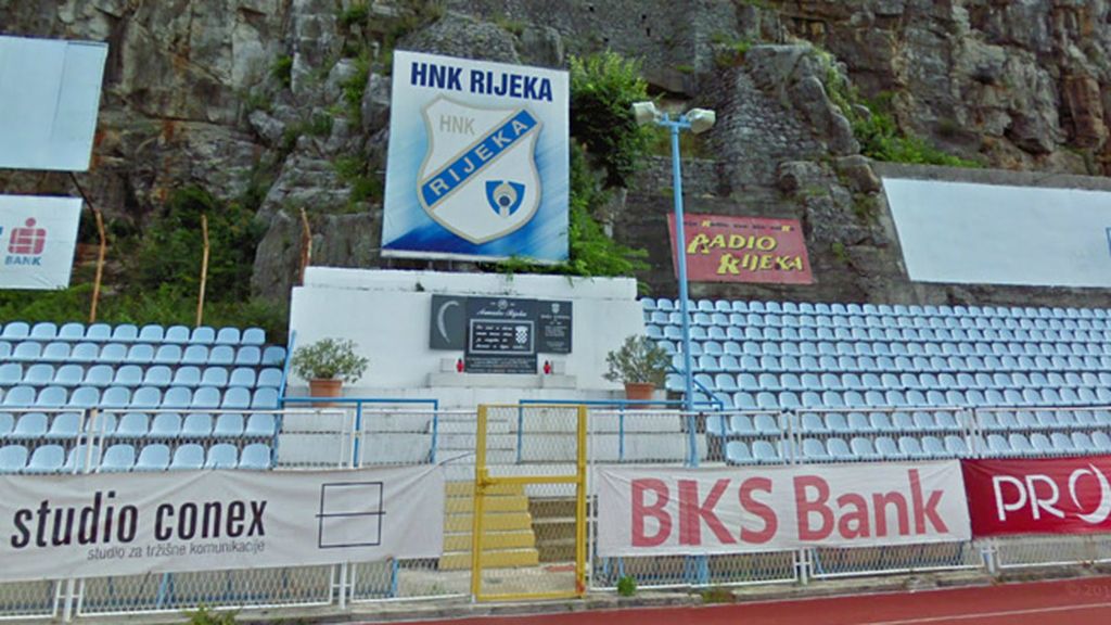 Kantrida, un estadio diferente en un acantilado de piedra con vistas al mar