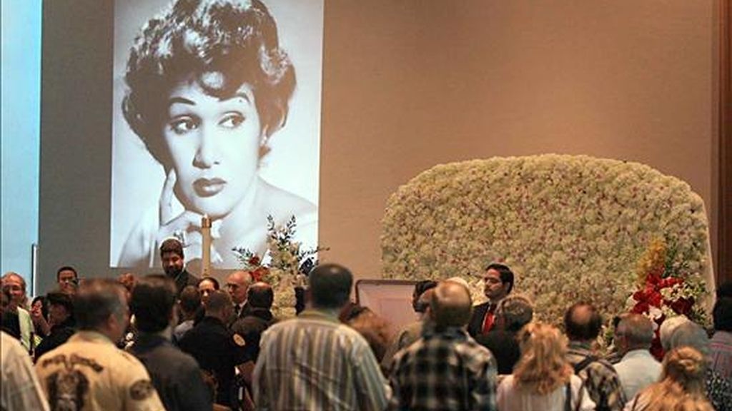 Familiares y amigos de la cantante cubana Olga Guillot, considerada la reina del bolero, hacen fila para dar su último adiós a la legendaria cantante que será velada en la iglesia católica de St. Michael, en la llamada "Pequeña Habana, donde reside gran parte de la comunidad del exilio cubano en el sur del estado de Florida (EE.UU.). EFE