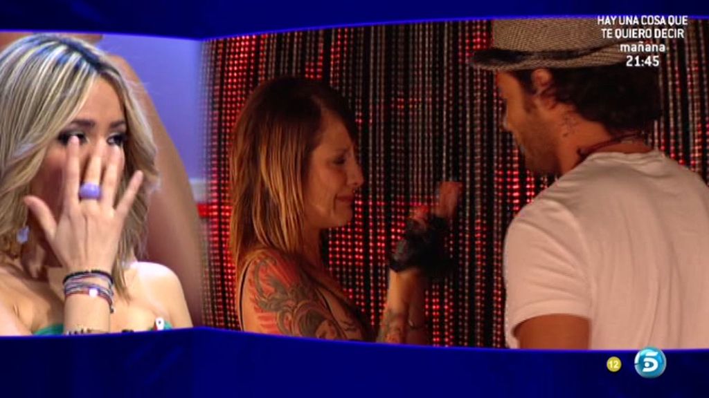 Ari tampoco logra contener las lágrimas