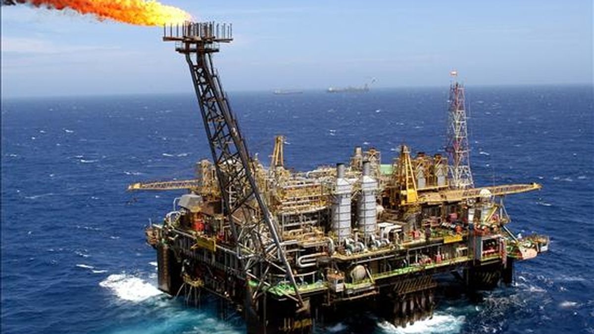 Petrobras atribuyó el aumento registrado en marzo a la entrada en operaciones de nuevos pozos en aguas del océano Atlántico, situados en el litoral del estado de Río de Janeiro (sureste del país). EFE/Archivo