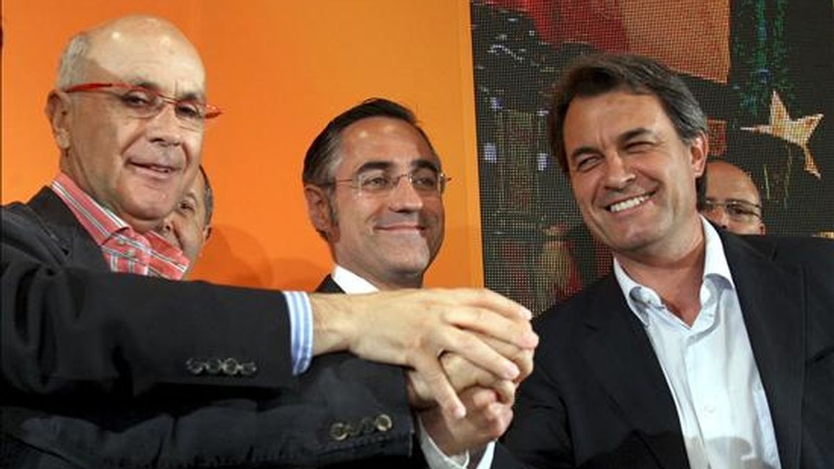 El candidato europeo por Convergència i Unió, Ramon Tremosa (c), acompañado del líder del CIU, Artur Mas, y del secretario general del partido Josep Antoni Duran i Lleida. EFE