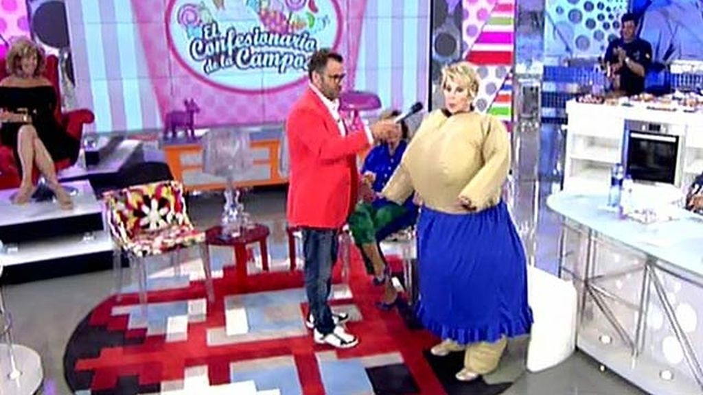 Agobiada y con ganas de quitarse el disfraz, así ha acabado la colaboradora