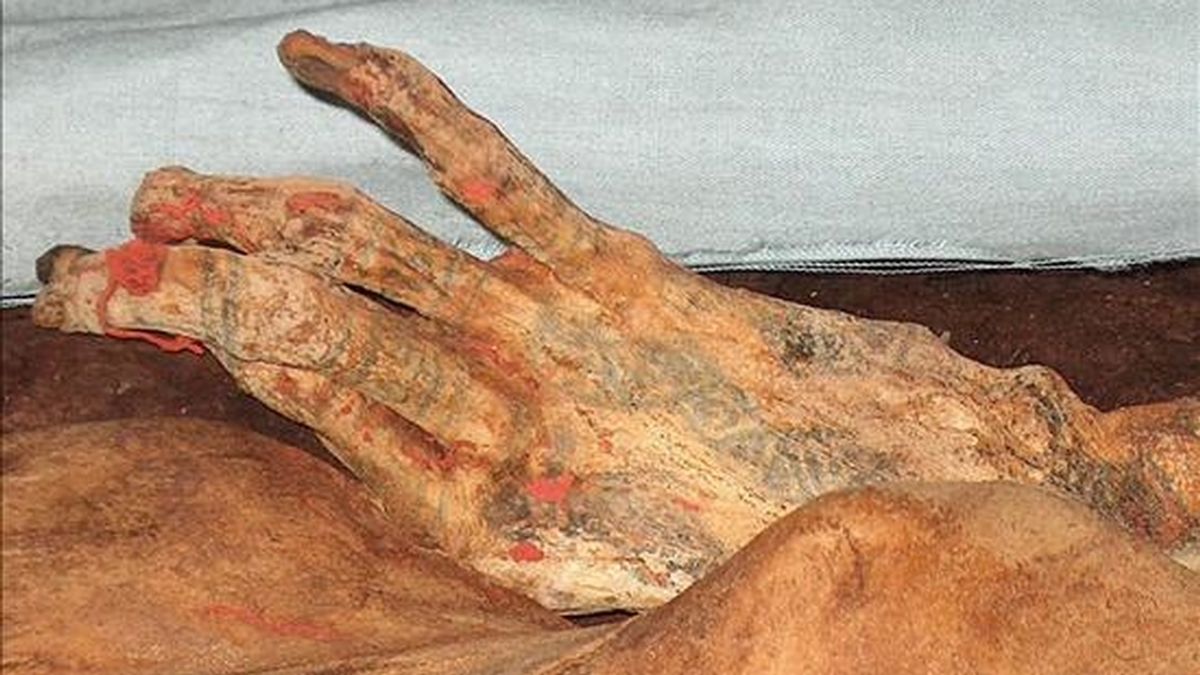 Detalle de los tatujares en la mano de la Señora de Cao, encontrada en el año 2005 enla norteña provincia peruana de Trujillo, la única mujer gobernante que por ahora se cree tuvo el antíguo Perú. EFE/Archivo