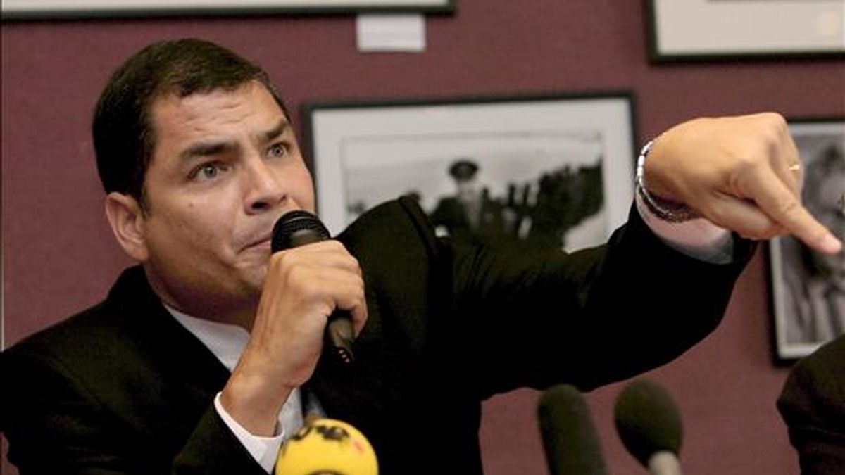 Correa aseguró hoy que la oposición, por sus peleas, interrumpió el tratamiento de la ley de Hidrocarburos e insistió en que ésta se convertirá el lunes en Ley de la República, aunque mañana se reúnan en el Legislativo. EFE/Archivo