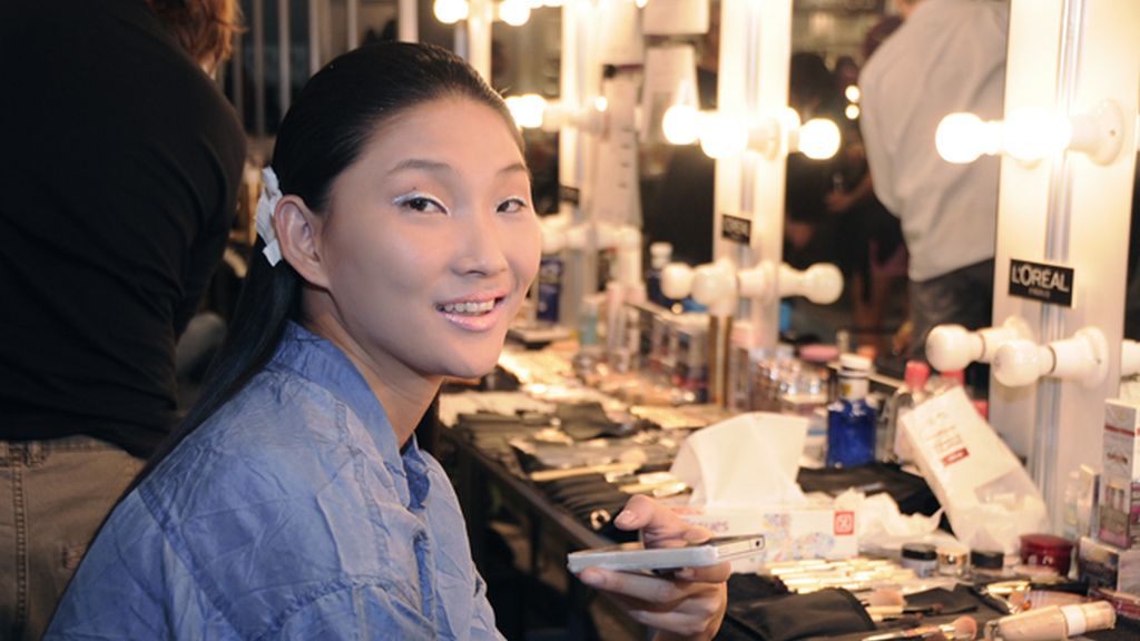 Una modelo que participó en el desfile de ambos diseñadores.