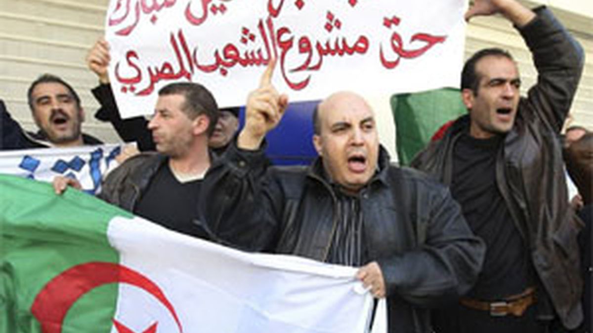 Unos hombres argelinos se manifiestan en Argel (Argelia), el 9 de febrero de 2011. Argelia ha registrado estos días protestas similares a las de Egipto y Túnez, y hoy está convocada una gran manifestación que no ha sido autorizada por las autoridades. EFE/Archivo