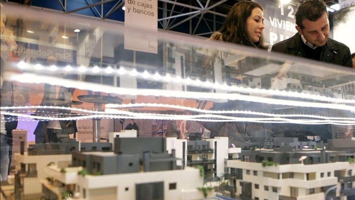 Una pareja observa las maquetas de viviendas expuestas en uno de los 'stand' del salón inmobiliario internacional SIMA Primavera 2011, la primera de las tres ferias que organiza 'Planner Reed' en Madrid. EFE/Archivo