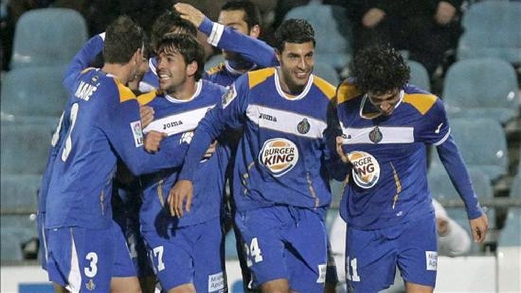 centrocampista del Getafe Daniel Parejo (d) celebra con sus compañeros, José Manuel Jiménez "Mané" (i), Victor Sánchez (2i), y Miguel Torres (2d), el gol que ha marcado al RCD Mallorca, tercero para el conjunto madrileño, durante el partido correspondiente a la decimocuarta jornada de Liga en Primera División que ambos equipos disputaron en el Coliseum Alfonso Pérez de Getafe (Madrid). EFE