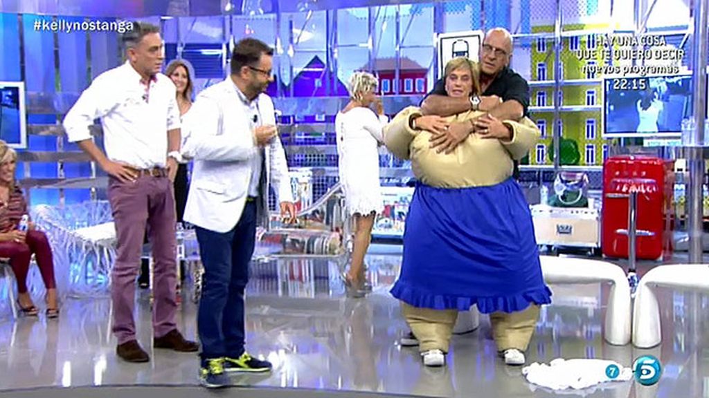 Vestida con un traje de sumo, Chelo acaba tumbada en el suelo
