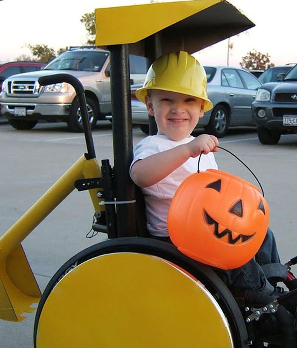 Los originales disfraces de un niño en silla de ruedas