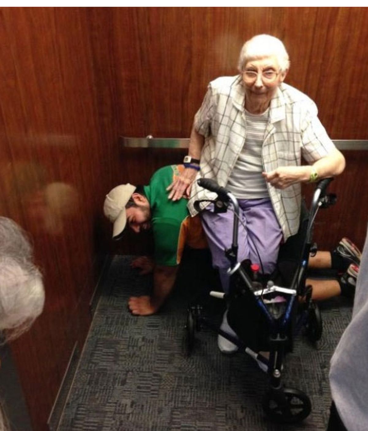 La foto del joven que cedió su espalda para que una anciana se sentara
