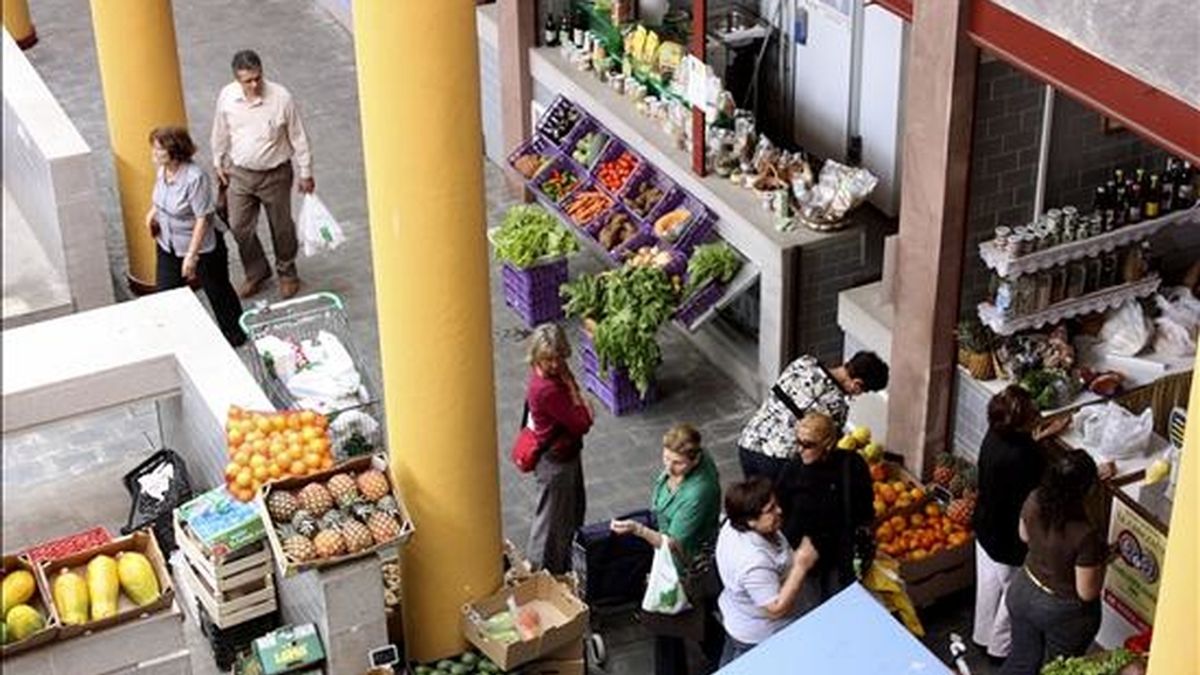 En la imagen, varias personas realizan sus compras en un mercado. EFE/Archivo