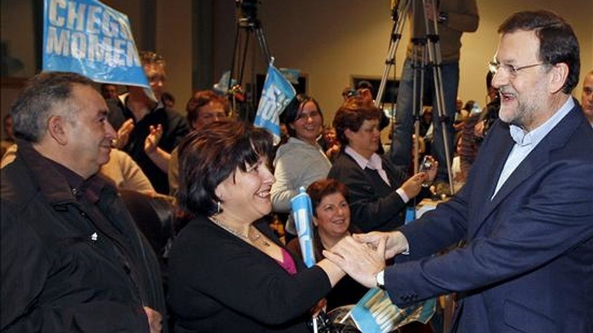 El líder del PP, Mariano Rajoy, saluda a unos simpatizantes en Bussigny (Suiza). EFE