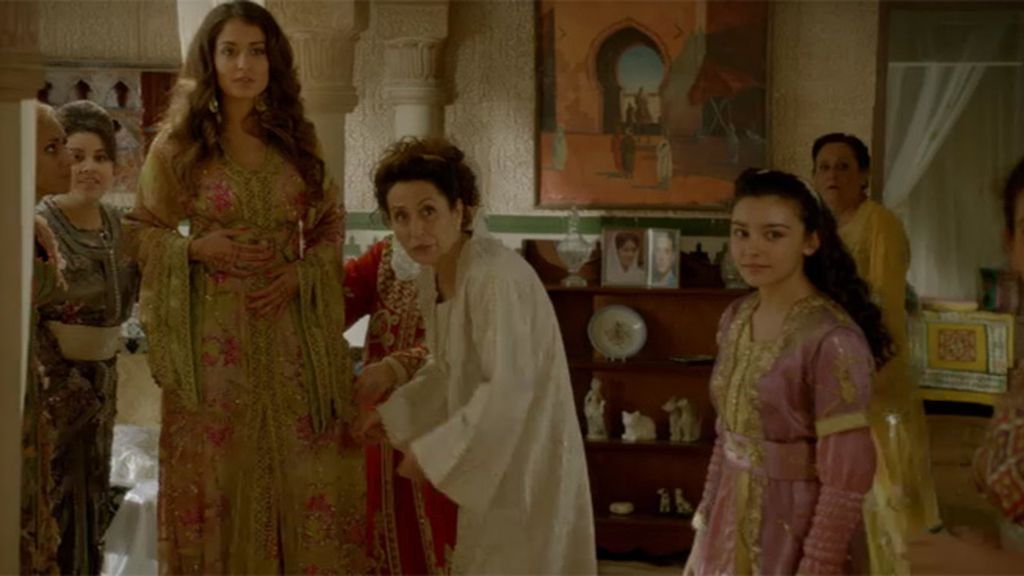 La joven está acompañada por todas las mujeres de su familia