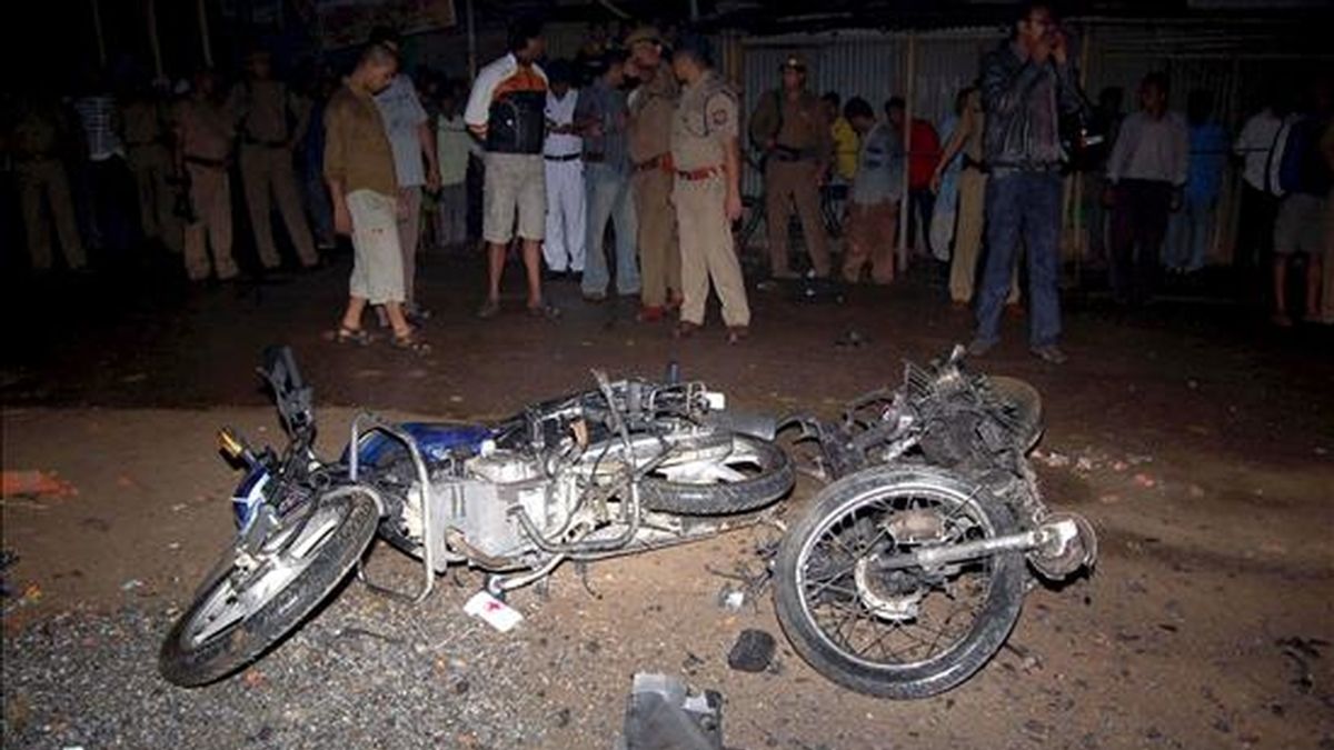 En la imagen, restos de dos motocicletas afectadas por en una explosión en el centro de la ciudad de Guwahati, al noreste de la India, el pasado 31 de marzo. EFE/Archivo