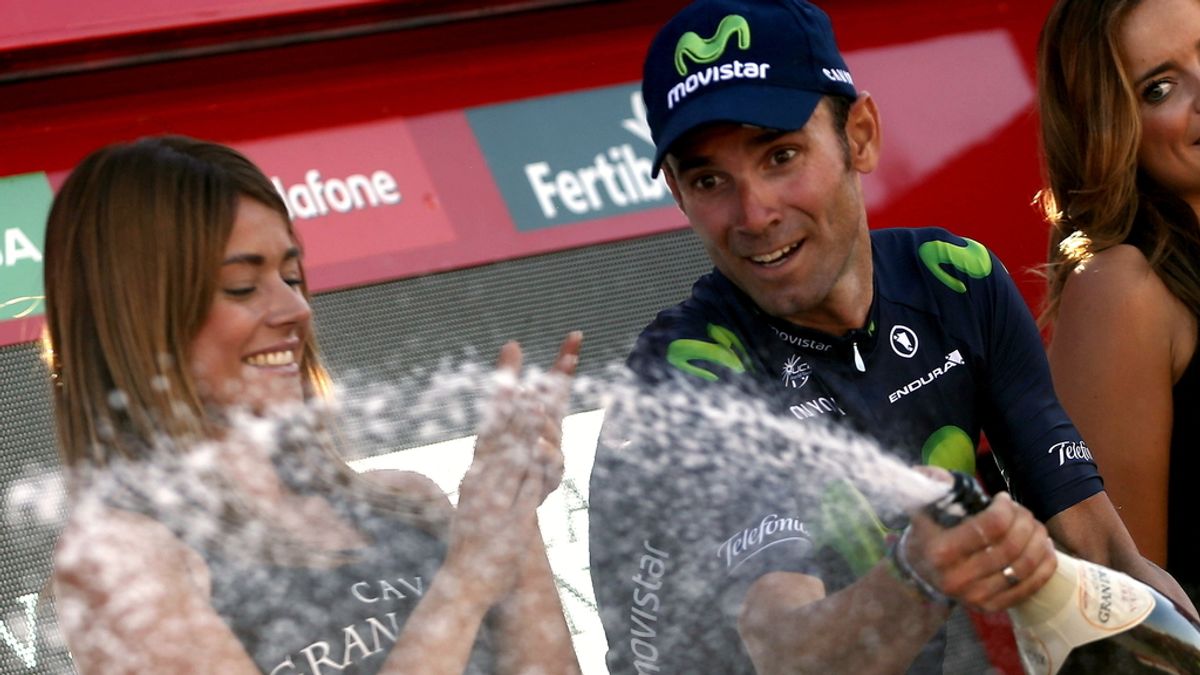 El ciclista español del equipo Movistar, Alejandro Valverde, en el podio, tras proclamarse vencedor de la cuarta etapa de la Vuelta Ciclista a España