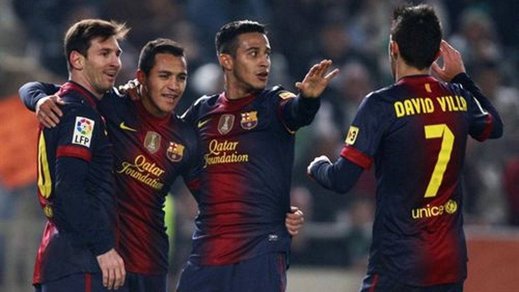 Jugadores del FC Barcelona felicitan a Messi por su gol
