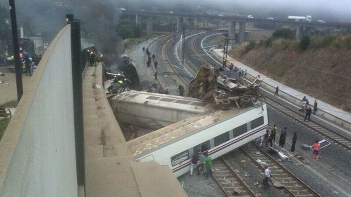 Varios muertos al descarrilar un tren de pasajeros en Santiago