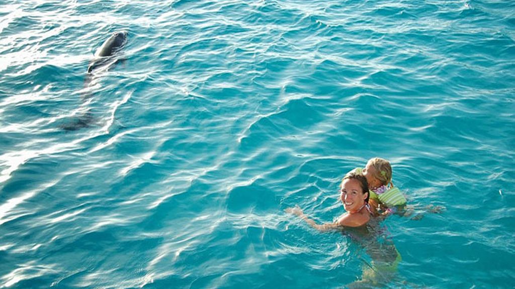 Una pareja canadiense, Genevieve y Eben,  viaja con sus hijas