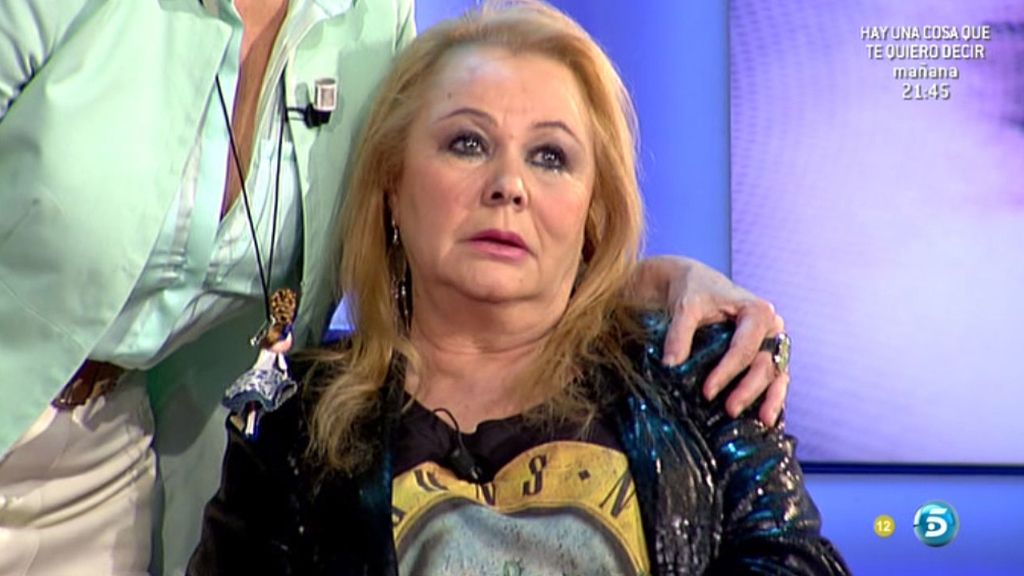 Ari tampoco logra contener las lágrimas