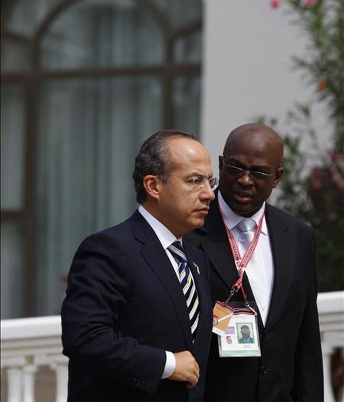 El presidente de México, Felipe Calderón, a su llegada, este 19 de abril, a la residencia del primer ministro de Trinidad y Tobago, Patrick Manning, poco antes de la ceremonia de clausura de la V Cumbre de las Americas. EFE