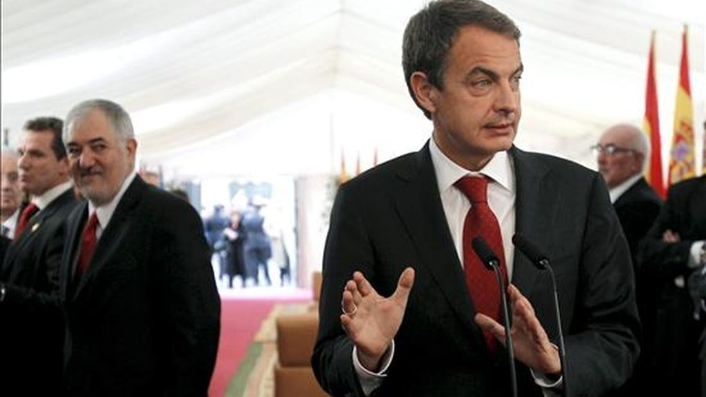 El presidente del Gobierno, José Luis Rodríguez Zapatero, durante las declaraciones que hizo hoy a los periodistas en el Congreso antes de asistir a los actos conmemorativos del Día de la Constitución, en las que ha defendido la gestión de la crisis provocada por los controladores aéreos que ha llevado a cabo el Ejecutivo y no ha descartado pedir una prórroga del estado de alarma "en función de cómo evolucionen las circunstancias". EFE El presidente del Gobierno, José Luis Rodríguez Zapatero, durante las declaraciones que hizo hoy a los periodistas en el Congreso antes de asistir a los actos conmemorativos del Día de la Constitución, en las que ha defendido la gestión de la crisis provocada por los controladores aéreos que ha llevado a cabo el Ejecutivo y no ha descartado pedir una prórroga del estado de alarma "en función de cómo evolucionen las circunstancias". EFE