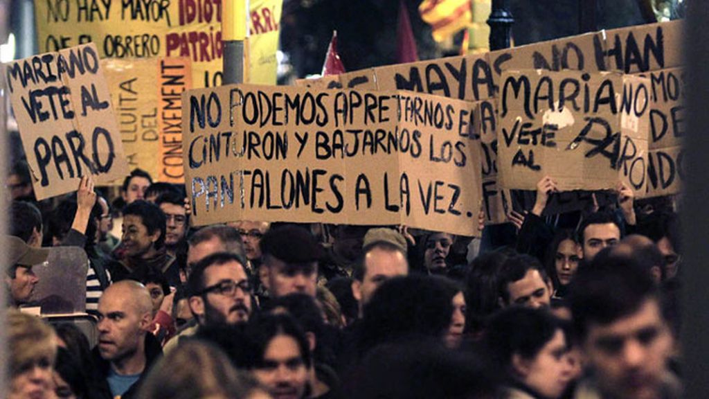 Decenas de miles de personas se han manifestado esta tarde en el centro de Barcelona contra los recortes, en una movilización convocada por los principales sindicatos en el marco de la jornada de huelga general convocada hoy en toda España