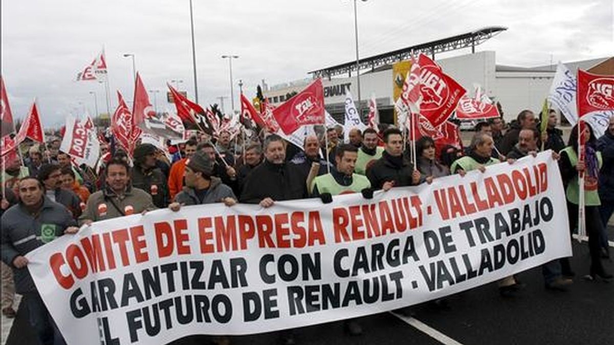 Trabajadores de Renault de Valladolid, portan una gran pancarta durante la manifestación que han llevado a cabo desde la fábrica a la sede del Servicio Público de Empleo de Castilla y León, en defensa del mantenimiento del empleo. EFE