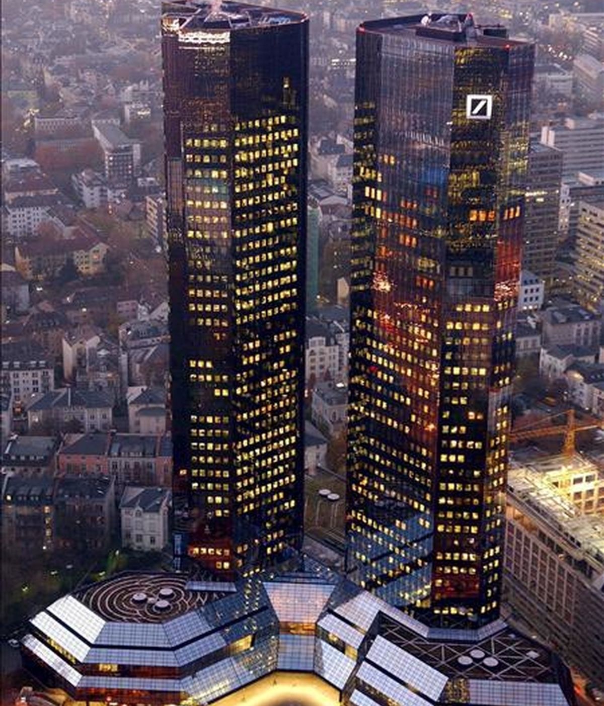 Foto del 26 de noviembre de 2007 que muestra las dos torres gemelas que albergan la sede del banco alemán Deutsche Bank en Fráncfort, Alemania. EFE/Archivo