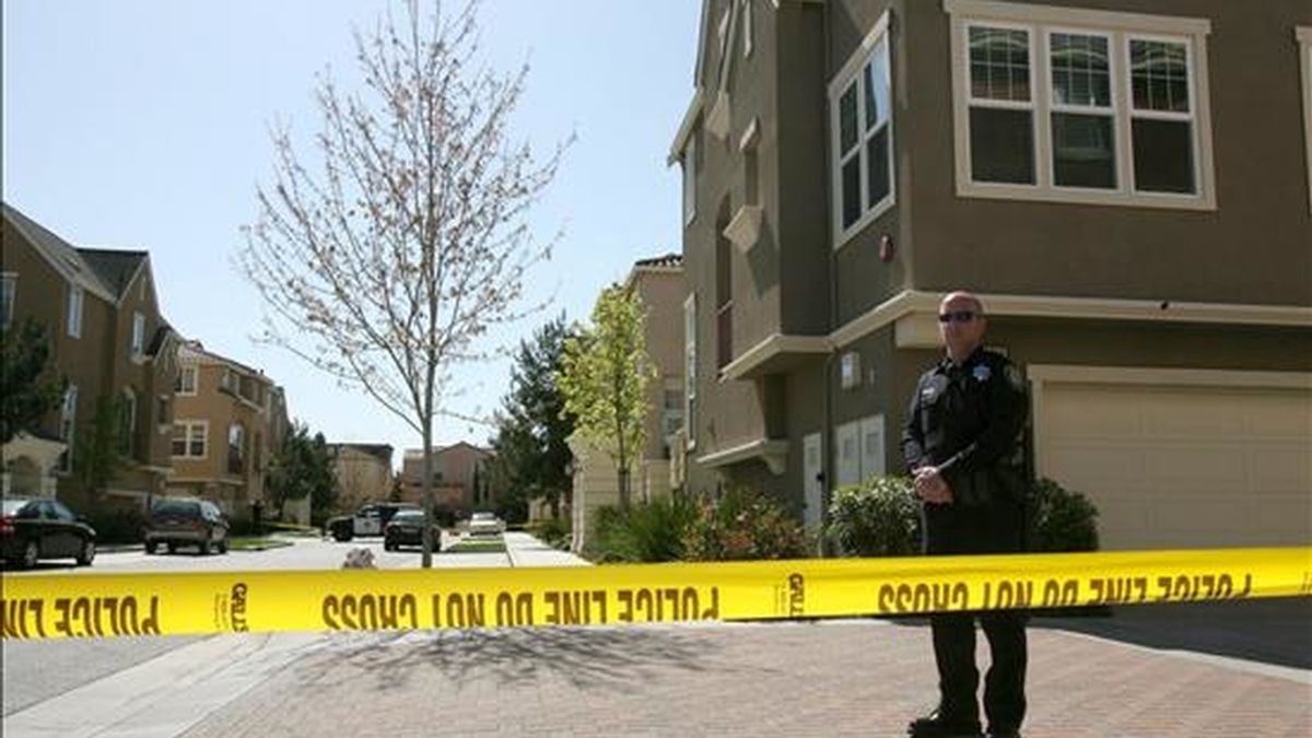 Un policía de Santa Clara vigila junto a la casa donde seis miembros de una familia han sido asesinados, en Silicon Valley, Santa Clara, California, EE.UU.. EFE